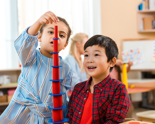 Junge und Mädchen am spielen im Kindergarten München