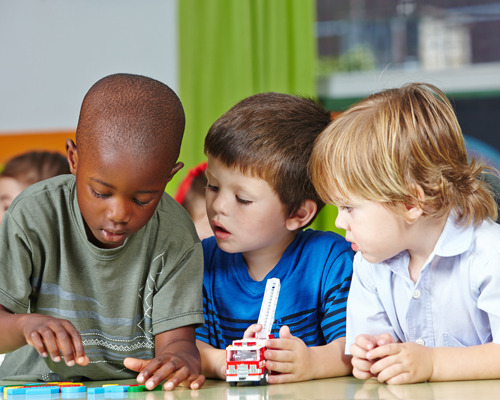 Spielende Jungs im Kindergarten München