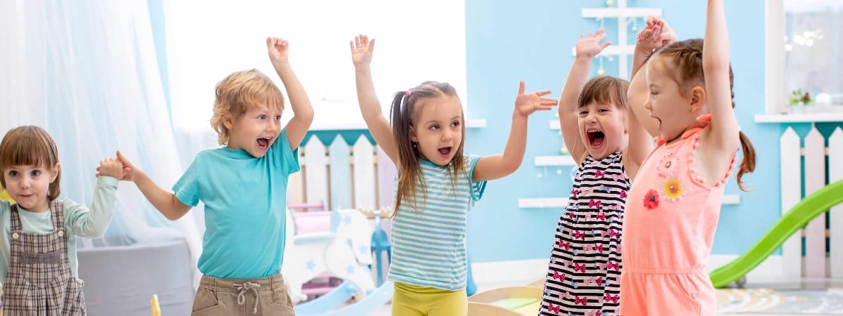 Lachende Kinder bei Eingewöhnung in der Kita