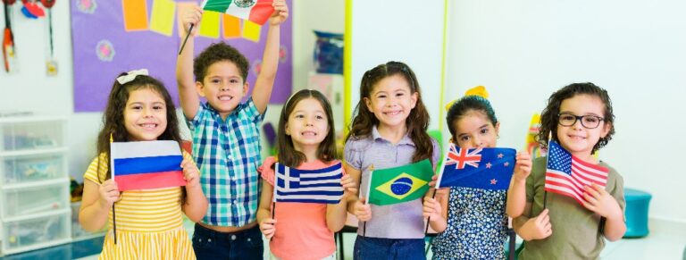 Glückliche Kinder zeigen verschiedene Länderflaggen