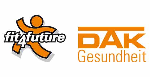 Fit4future-Maskottchen in Orange neben DAK-Logo mit Text "DAK Gesundheit" in Orange.