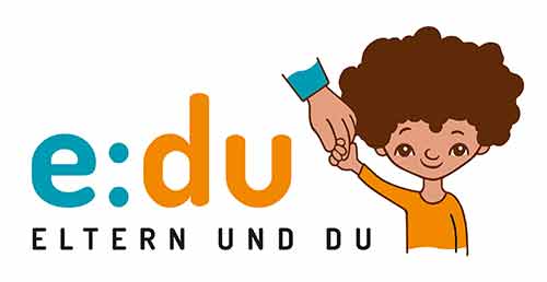 Ein Kind mit lockigem Haar hält eine Hand, lächelt, neben dem e:du-Logo in Orange und Türkis.